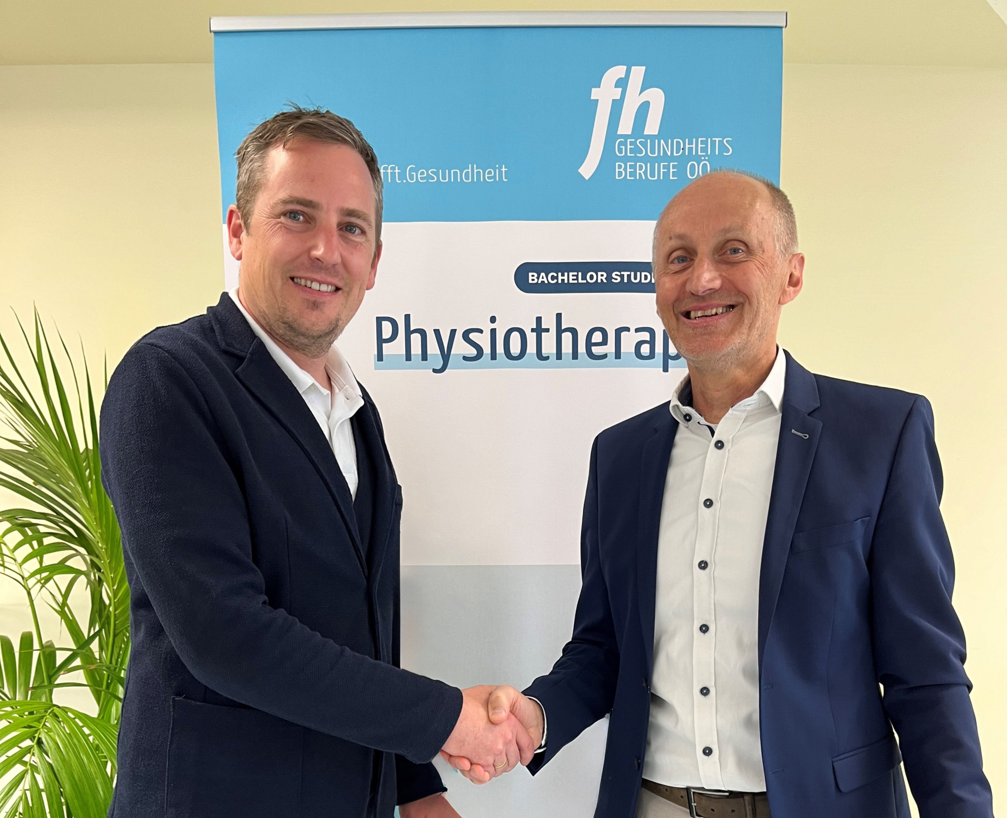 Übergabe an Neue Studiengangsleitung Physiotherapie der FH Gesundheitsberufe OÖ, fotocredit: FH Gesundheitsberufe OÖ 