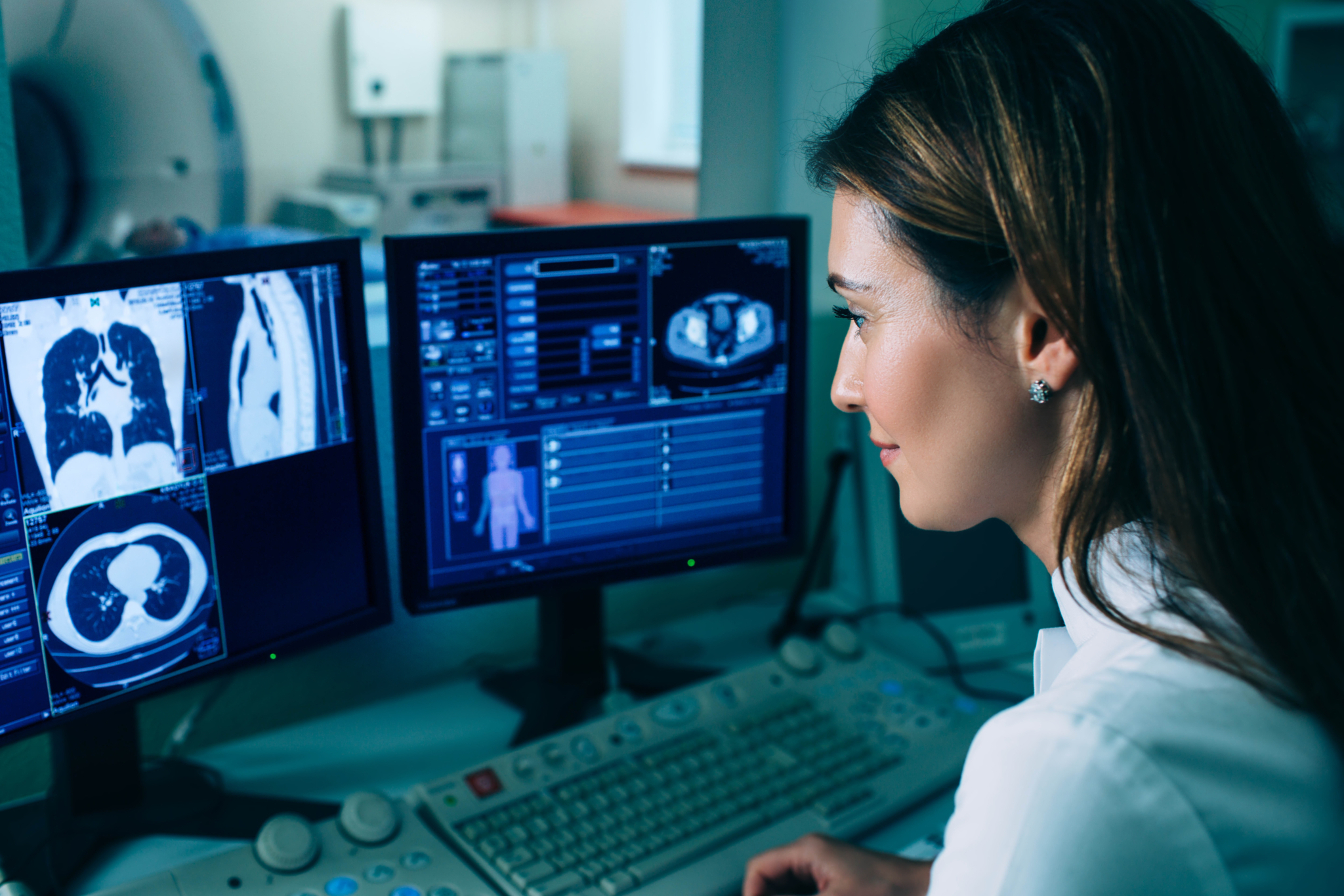 Radiologietechnologin beim sichten eines MRT Scans (Fotocredit: Adobe Stock 2021) Radiologietechnologin beim sichten eines MRT Scans (Fotocredit: Adobe Stock 2021)