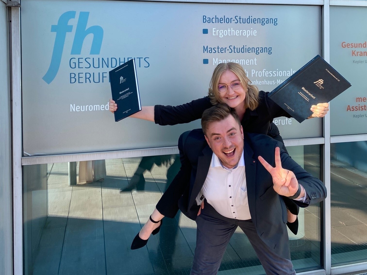 Absolventin und Absolvent mit Ihren Masterarbeiten nach der bestandenen Abschlussprüfung Fotocredit: Daniel Schneeweis Absolventin und Absolvent mit Ihren Masterarbeiten nach der bestandenen Abschlussprüfung Fotocredit: Daniel Schneeweis