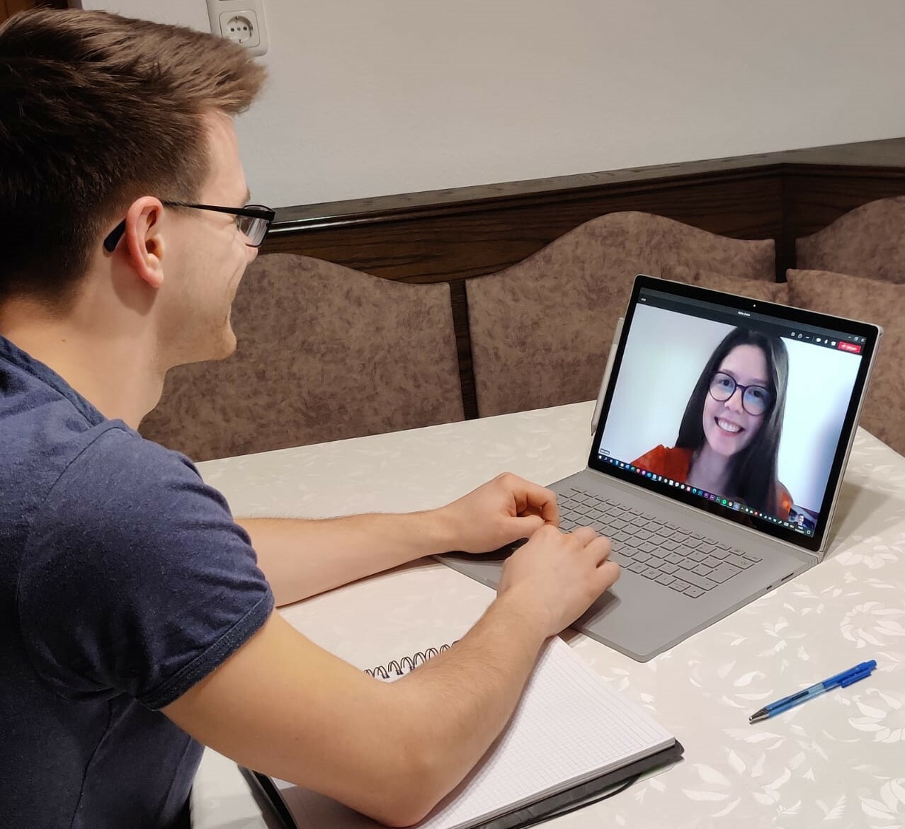 Studiengang Physiotherapie Internationales Skype-Projekt - Student sitzt zum Skype mit Laptop am Tisch. Fotocredit: Thomas Schwarzl 