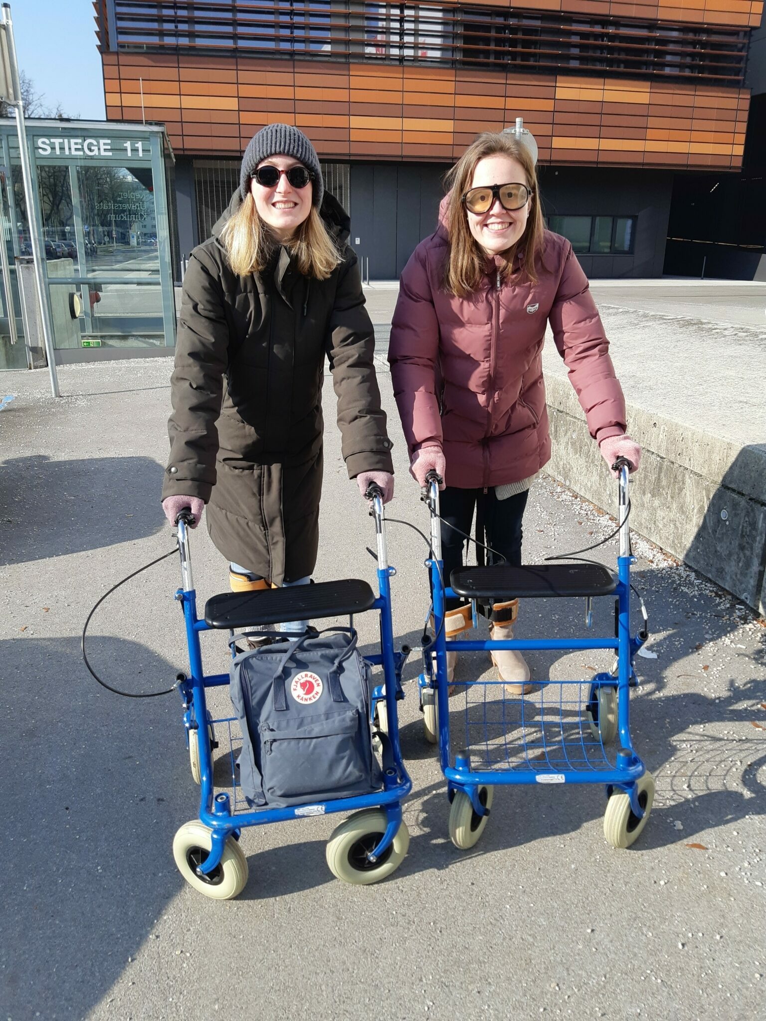 Studierende bei der Selbsterfahrung mit dem Rollator 