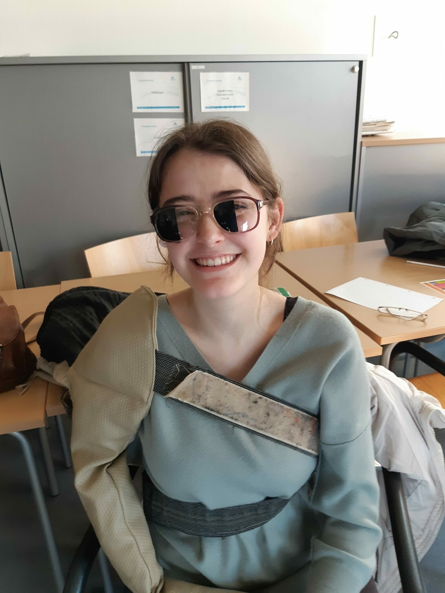 Studierende mit eingeschränkter Sehleistungsbrille  (vergrößerete Ansicht in der Galerie)