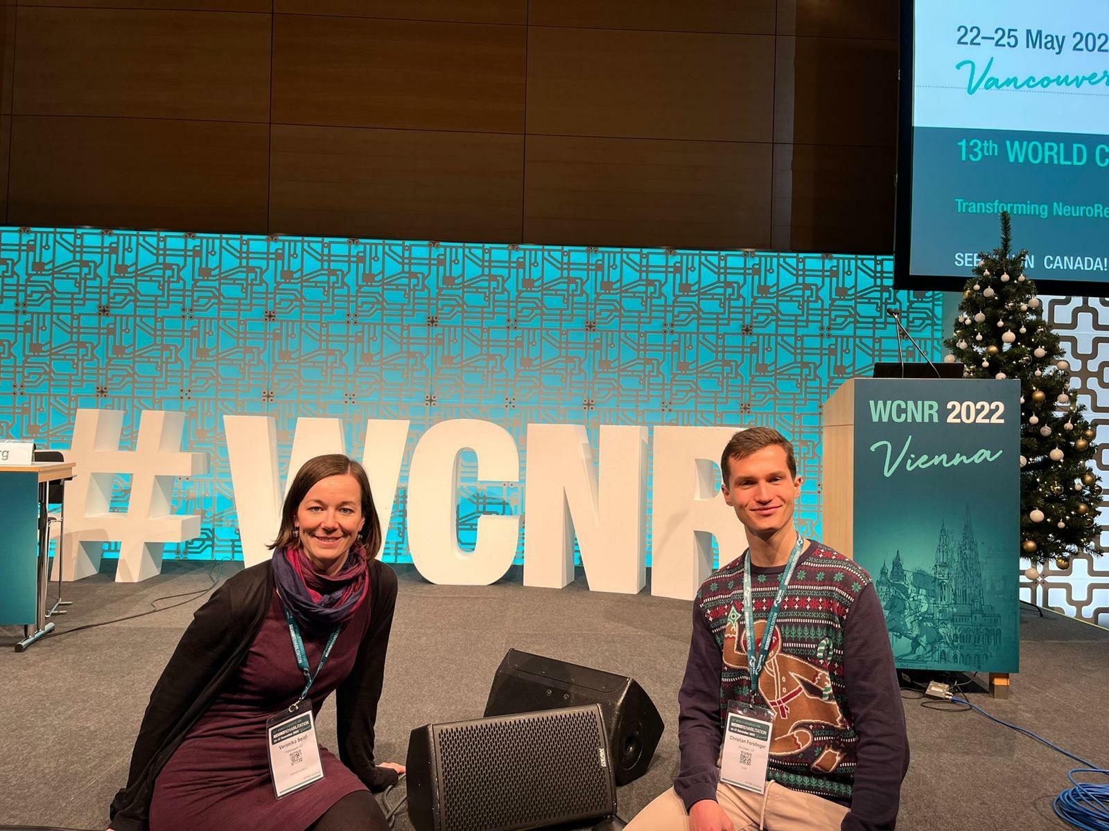 Veronika Seidl, Lehrende der FH Gesundheitsberufe OÖ und ein Absolvent auf dem WCNR 2022 Veronika Seidl, Lehrende der FH Gesundheitsberufe OÖ und ein Absolvent auf dem WCNR 2022