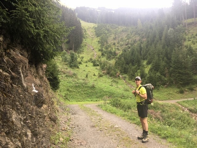 Bernhard Schwartz bei einer seiner Wanderungen, diesmal mit einem ergonomisch gepackten und angepassten Rucksack. Fotocredit: Bernhard Schwartz, Foto aus 2020 (Fotocredit: Bernhard Schwartz, Foto aus 2020) 