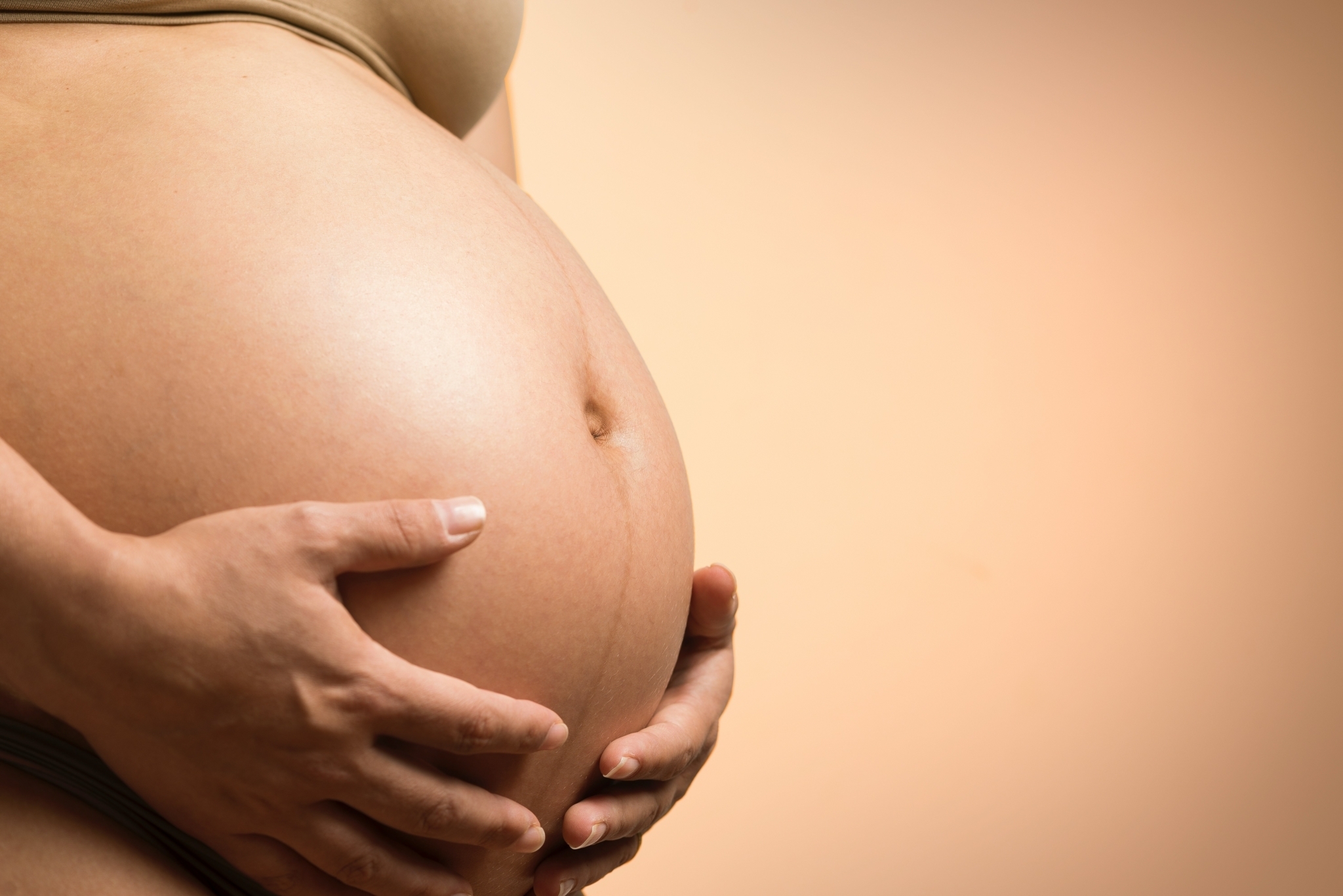 Bild einer Schwangeren die ihre Hände auf wohlwollend auf ihren Bauch legt (Fotocredit: pexels.com) Bild einer Schwangeren die ihre Hände auf wohlwollend auf ihren Bauch legt (Fotocredit: pexels.com)