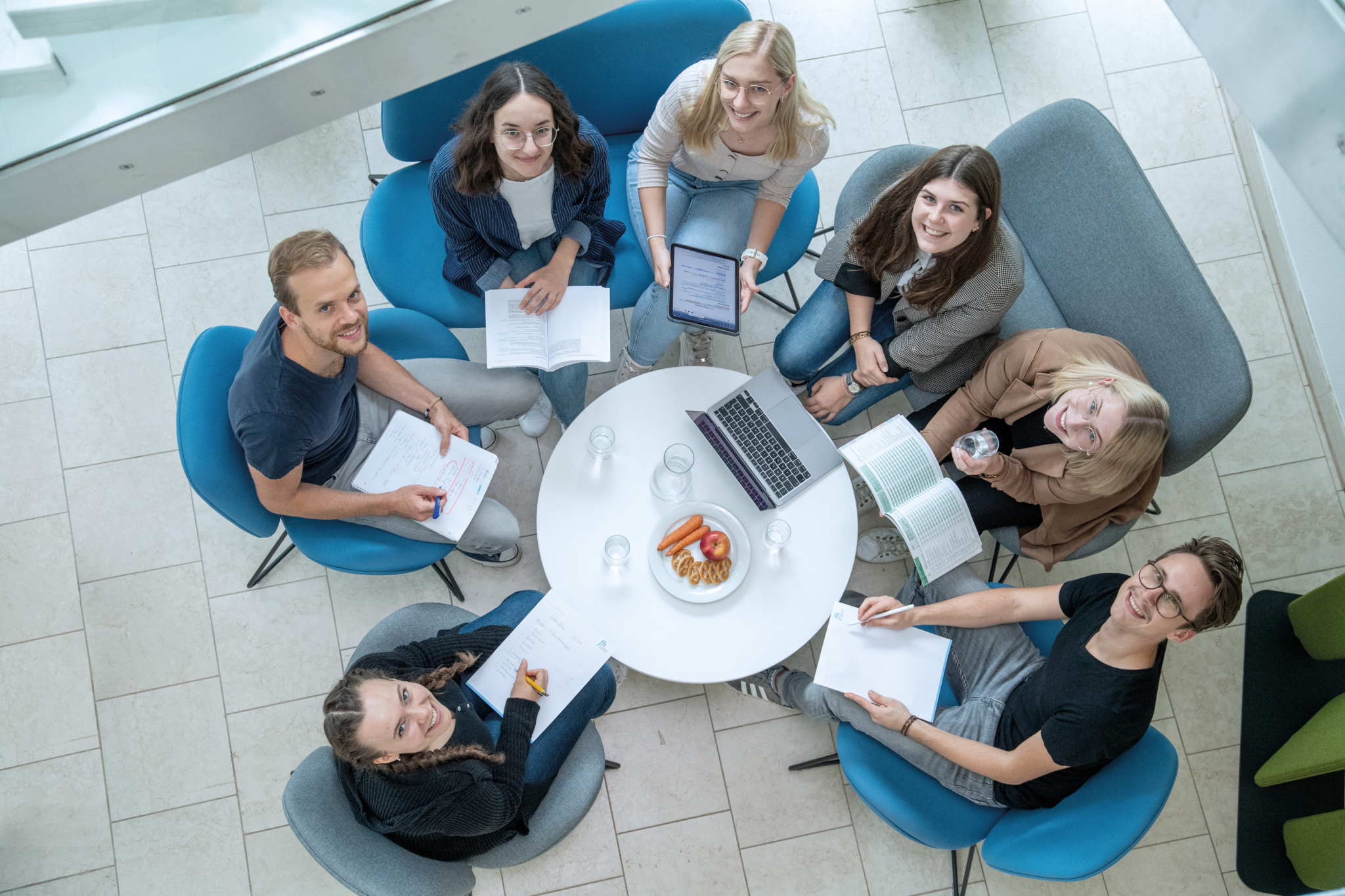 Studierende bei der Gruppenarbeit 