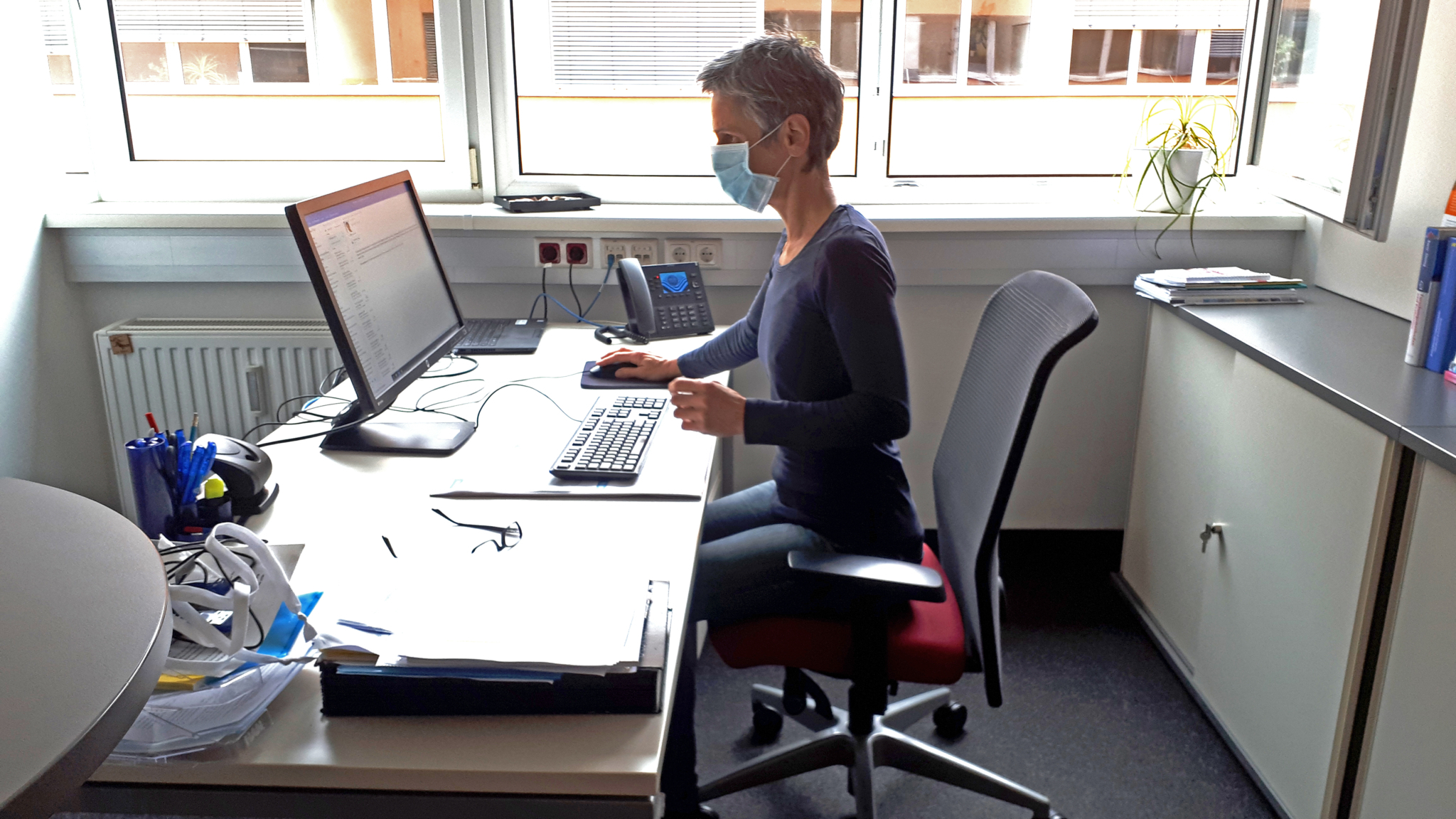 der ergonomisch ausgerichtete Büroarbeitsplatz von Sylvia Öhlinger, der auch für Desk Sharing geeignet ist (Fotocredit: Sylvia Öhlinger, Foto aus 2020 - noch keine FFP2 Maskenpflicht) 